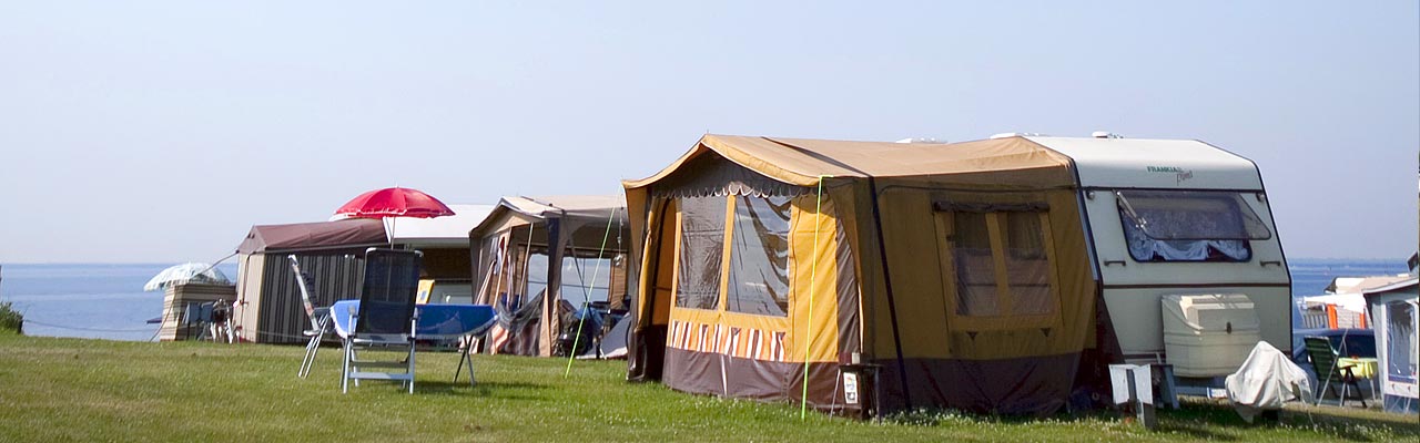 Zelte und Wohnwagen